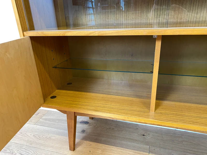 Stilvolle helle Mid-Century Vitrine aus 1964 mit zeittypischen konischen Füßen I Highboard Glasvitrine Bücherschrank Büchervitrine Sideboard Schrank Vintage Retro 60er I