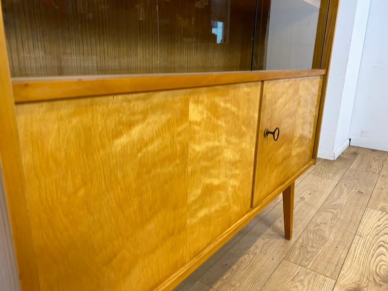 Stilvolle helle Mid-Century Vitrine aus 1964 mit zeittypischen konischen Füßen I Highboard Glasvitrine Bücherschrank Büchervitrine Sideboard Schrank Vintage Retro 60er I