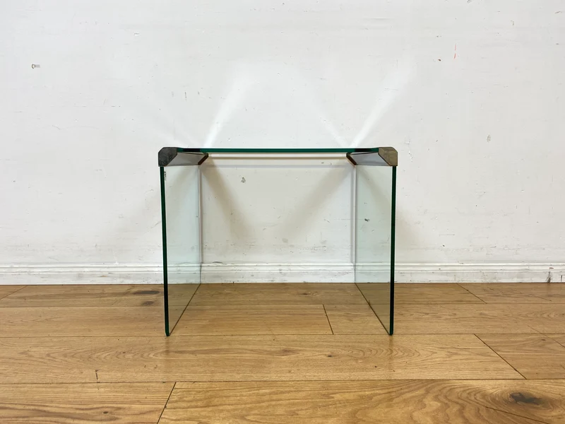 Stilvoller 70er Jahre Designer Glastisch von Gallotti & Radice aus gebogenem Klarglas und Edelstahl Akzenten I Couchtisch Beistelltisch Ablage Blumentisch Space Age Vintage I