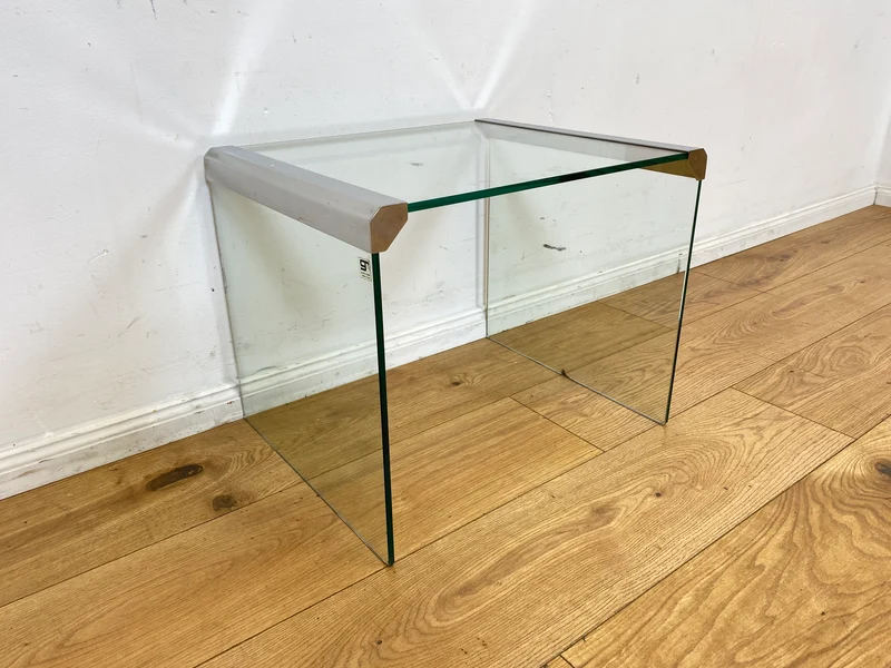 Stilvoller 70er Jahre Designer Glastisch von Gallotti & Radice aus gebogenem Klarglas und Edelstahl Akzenten I Couchtisch Beistelltisch Ablage Blumentisch Space Age Vintage I