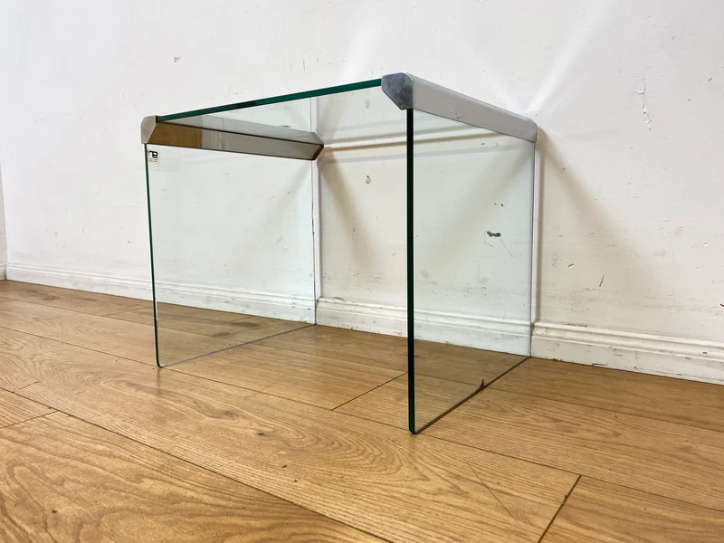 Stilvoller 70er Jahre Designer Glastisch von Gallotti & Radice aus gebogenem Klarglas und Edelstahl Akzenten I Couchtisch Beistelltisch Ablage Blumentisch Space Age Vintage I
