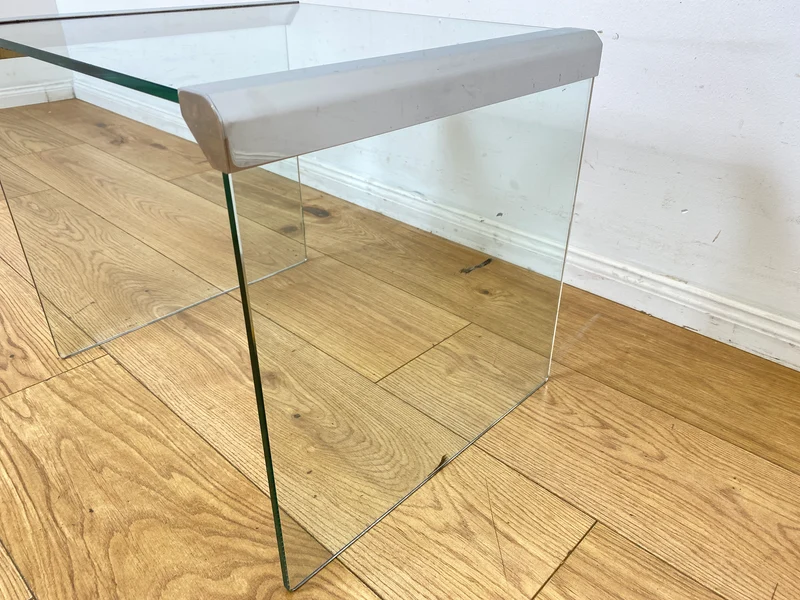 Stilvoller 70er Jahre Designer Glastisch von Gallotti & Radice aus gebogenem Klarglas und Edelstahl Akzenten I Couchtisch Beistelltisch Ablage Blumentisch Space Age Vintage I