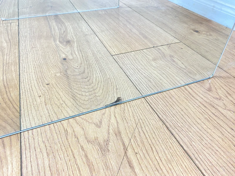 Stilvoller 70er Jahre Designer Glastisch von Gallotti & Radice aus gebogenem Klarglas und Edelstahl Akzenten I Couchtisch Beistelltisch Ablage Blumentisch Space Age Vintage I