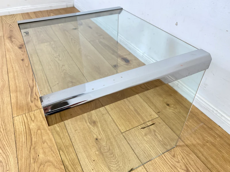 Stilvoller 70er Jahre Designer Glastisch von Gallotti & Radice aus gebogenem Klarglas und Edelstahl Akzenten I Couchtisch Beistelltisch Ablage Blumentisch Space Age Vintage I