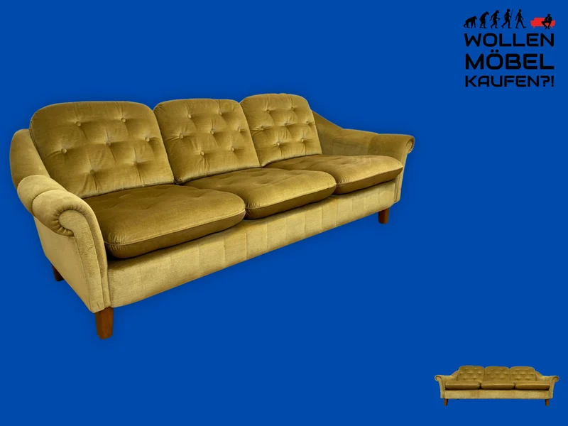 Formschönes, gemütliches und sehr gut erhaltenes skandinavisches Vintage Sofa mit samtartigem goldenem Stoffbezug I Couch 3er 3-Sitzer Daybed Polstersofa Retro I