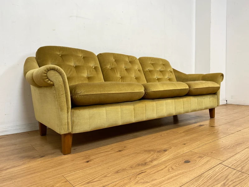 Formschönes, gemütliches und sehr gut erhaltenes skandinavisches Vintage Sofa mit samtartigem goldenem Stoffbezug I Couch 3er 3-Sitzer Daybed Polstersofa Retro I
