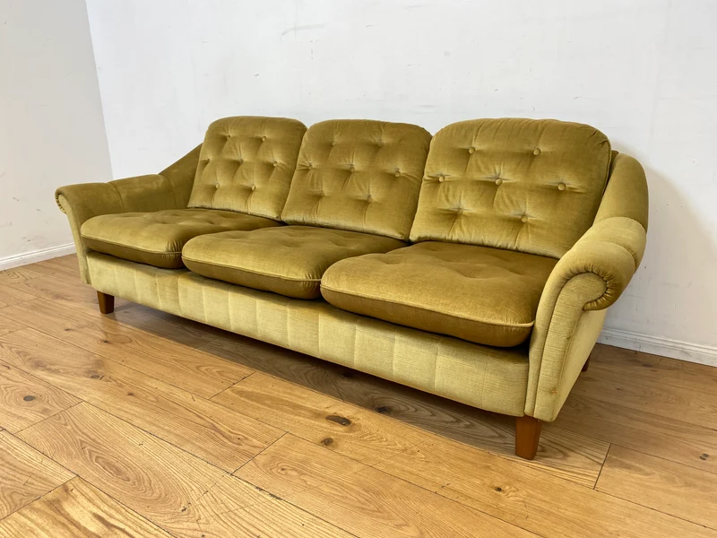 Formschönes, gemütliches und sehr gut erhaltenes skandinavisches Vintage Sofa mit samtartigem goldenem Stoffbezug I Couch 3er 3-Sitzer Daybed Polstersofa Retro I