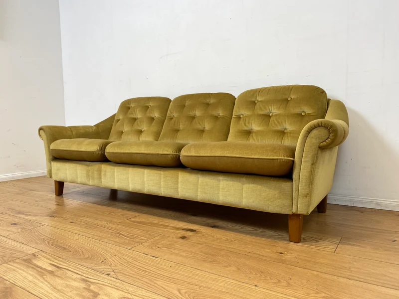 Formschönes, gemütliches und sehr gut erhaltenes skandinavisches Vintage Sofa mit samtartigem goldenem Stoffbezug I Couch 3er 3-Sitzer Daybed Polstersofa Retro I