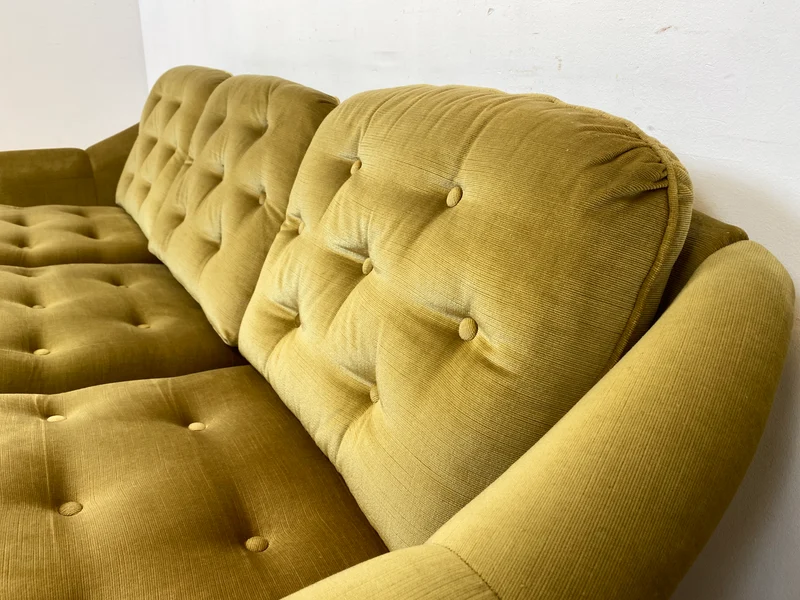 Formschönes, gemütliches und sehr gut erhaltenes skandinavisches Vintage Sofa mit samtartigem goldenem Stoffbezug I Couch 3er 3-Sitzer Daybed Polstersofa Retro I