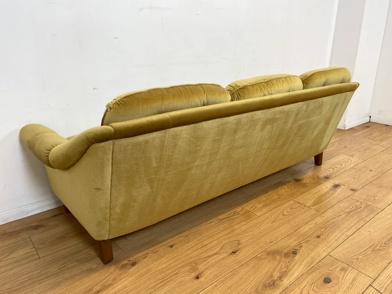 Formschönes, gemütliches und sehr gut erhaltenes skandinavisches Vintage Sofa mit samtartigem goldenem Stoffbezug I Couch 3er 3-Sitzer Daybed Polstersofa Retro I
