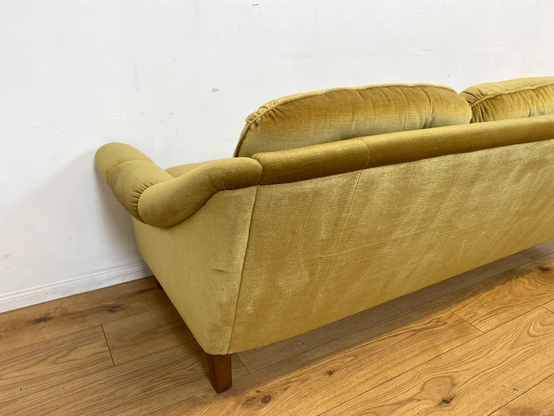 Formschönes, gemütliches und sehr gut erhaltenes skandinavisches Vintage Sofa mit samtartigem goldenem Stoffbezug I Couch 3er 3-Sitzer Daybed Polstersofa Retro I