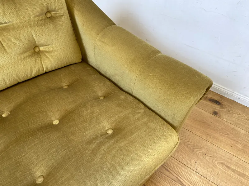 Formschönes, gemütliches und sehr gut erhaltenes skandinavisches Vintage Sofa mit samtartigem goldenem Stoffbezug I Couch 3er 3-Sitzer Daybed Polstersofa Retro I