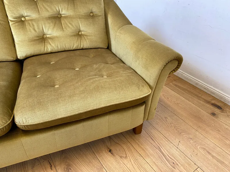 Formschönes, gemütliches und sehr gut erhaltenes skandinavisches Vintage Sofa mit samtartigem goldenem Stoffbezug I Couch 3er 3-Sitzer Daybed Polstersofa Retro I