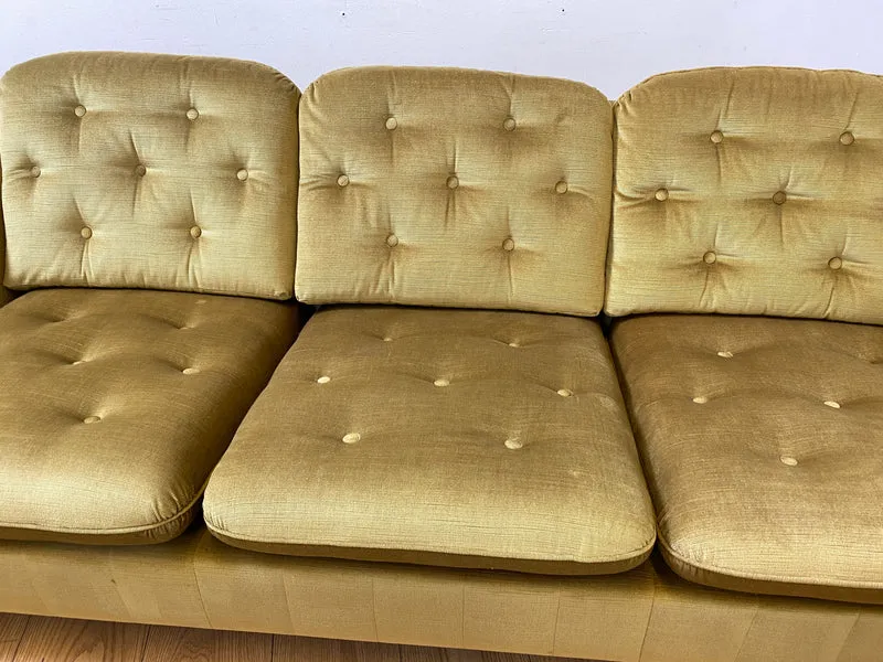 Formschönes, gemütliches und sehr gut erhaltenes skandinavisches Vintage Sofa mit samtartigem goldenem Stoffbezug I Couch 3er 3-Sitzer Daybed Polstersofa Retro I