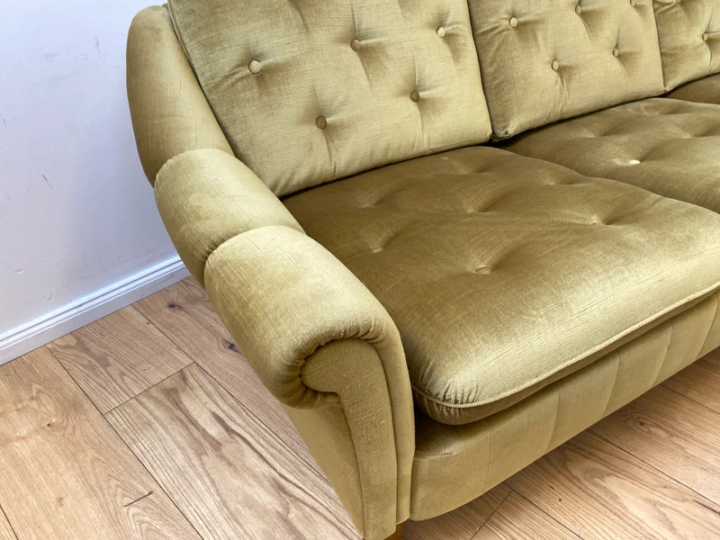 Formschönes, gemütliches und sehr gut erhaltenes skandinavisches Vintage Sofa mit samtartigem goldenem Stoffbezug I Couch 3er 3-Sitzer Daybed Polstersofa Retro I