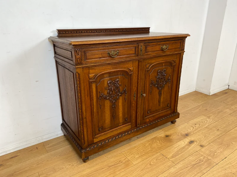 Vornehme handverzierte antike Anrichte aus Eiche mit Schubladen und edlem Messingbeschlag I Schrank Kommode Wickelkommode Küchenschrank Bauernschrank Sideboard Jugendstil Vintage I