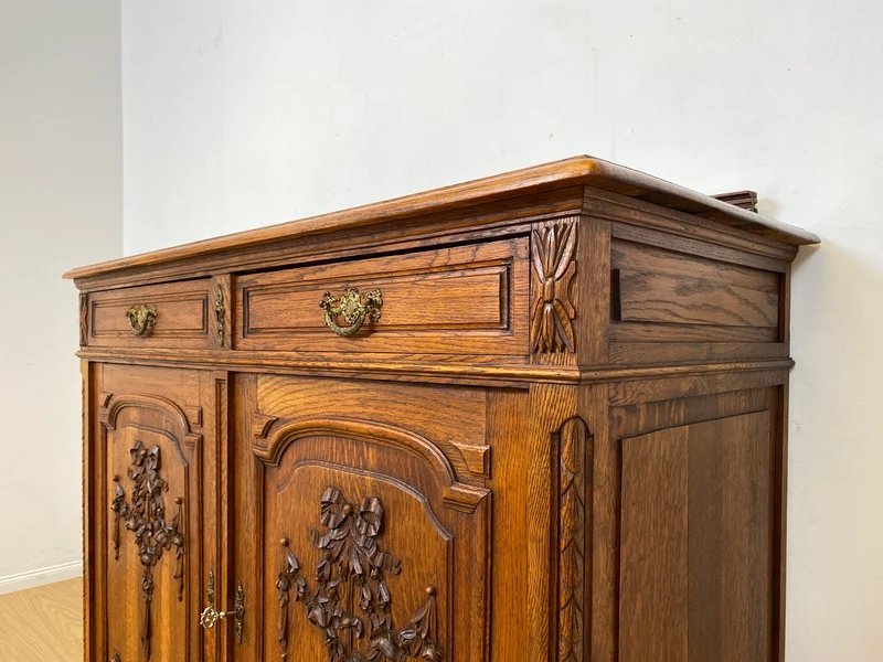 Vornehme handverzierte antike Anrichte aus Eiche mit Schubladen und edlem Messingbeschlag I Schrank Kommode Wickelkommode Küchenschrank Bauernschrank Sideboard Jugendstil Vintage I