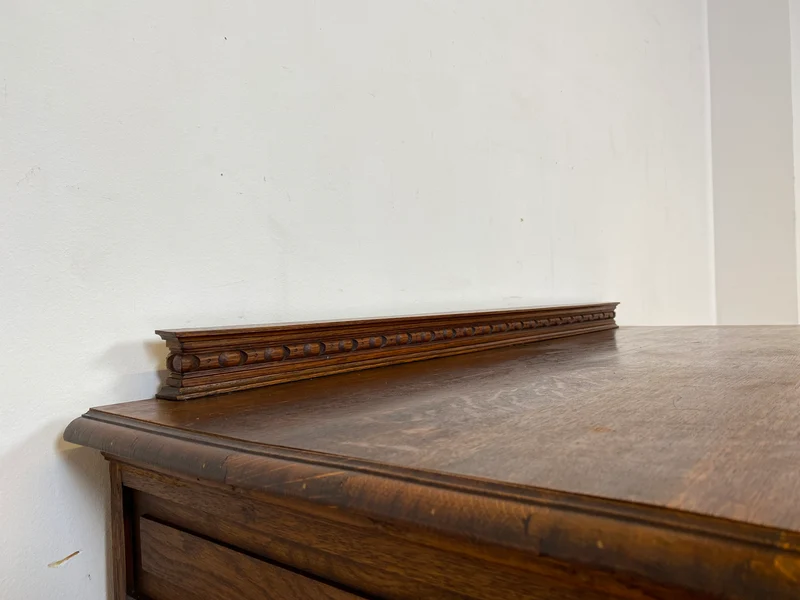 Vornehme handverzierte antike Anrichte aus Eiche mit Schubladen und edlem Messingbeschlag I Schrank Kommode Wickelkommode Küchenschrank Bauernschrank Sideboard Jugendstil Vintage I