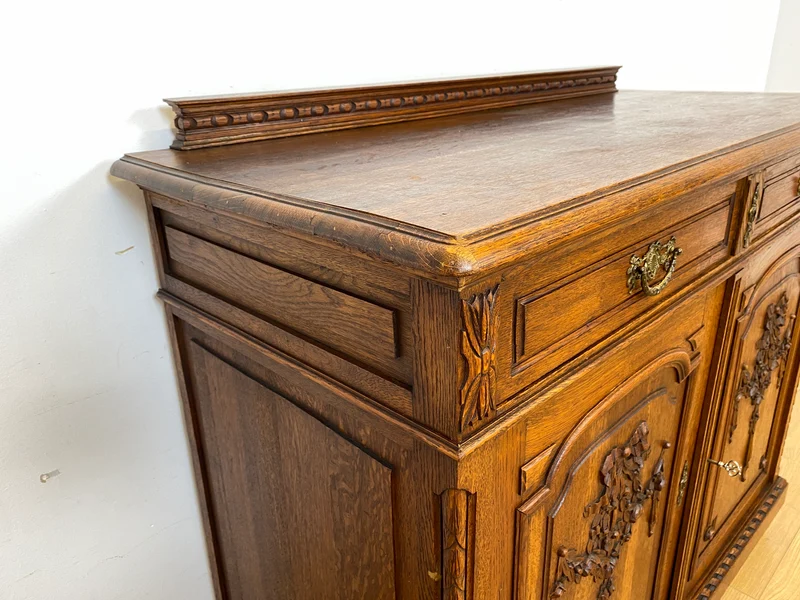 Vornehme handverzierte antike Anrichte aus Eiche mit Schubladen und edlem Messingbeschlag I Schrank Kommode Wickelkommode Küchenschrank Bauernschrank Sideboard Jugendstil Vintage I