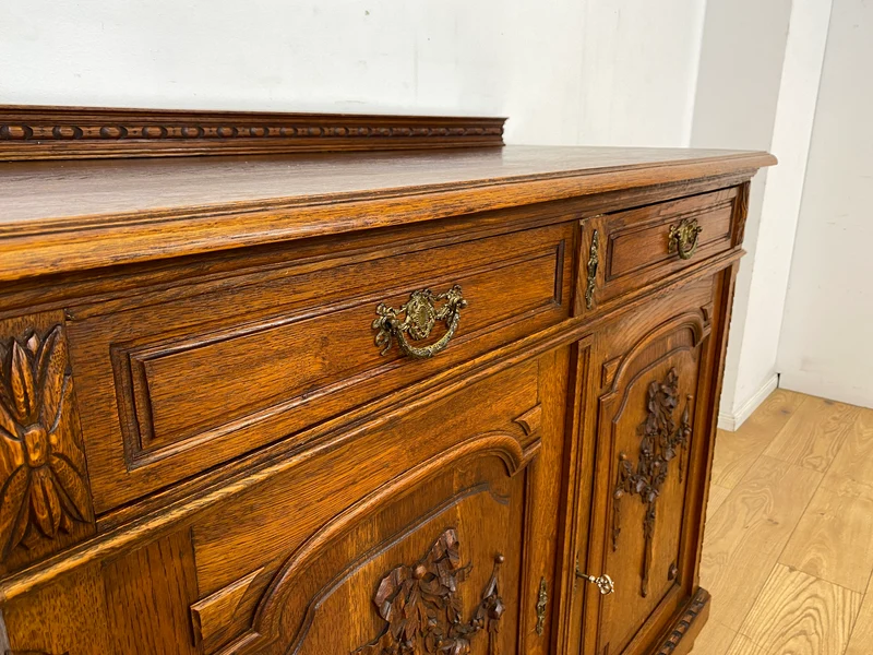 Vornehme handverzierte antike Anrichte aus Eiche mit Schubladen und edlem Messingbeschlag I Schrank Kommode Wickelkommode Küchenschrank Bauernschrank Sideboard Jugendstil Vintage I