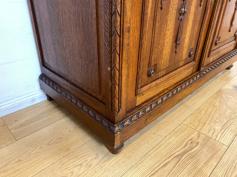 Vornehme handverzierte antike Anrichte aus Eiche mit Schubladen und edlem Messingbeschlag I Schrank Kommode Wickelkommode Küchenschrank Bauernschrank Sideboard Jugendstil Vintage I