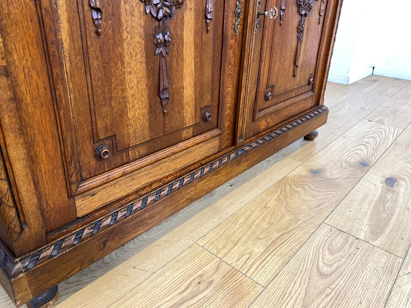 Vornehme handverzierte antike Anrichte aus Eiche mit Schubladen und edlem Messingbeschlag I Schrank Kommode Wickelkommode Küchenschrank Bauernschrank Sideboard Jugendstil Vintage I