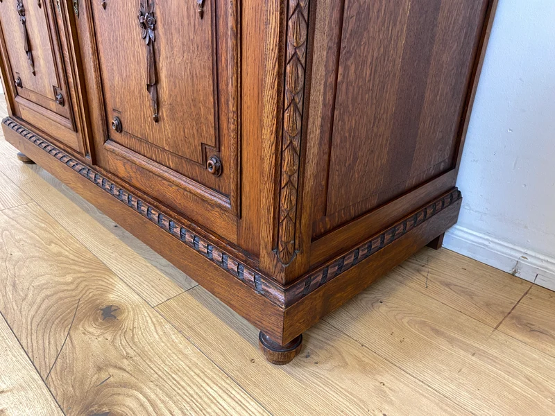 Vornehme handverzierte antike Anrichte aus Eiche mit Schubladen und edlem Messingbeschlag I Schrank Kommode Wickelkommode Küchenschrank Bauernschrank Sideboard Jugendstil Vintage I