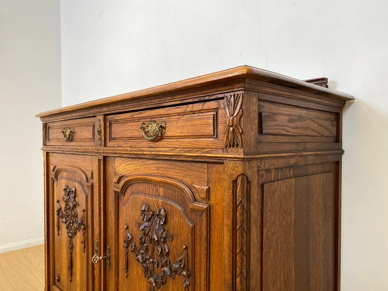 Vornehme handverzierte antike Anrichte aus Eiche mit Schubladen und edlem Messingbeschlag I Schrank Kommode Wickelkommode Küchenschrank Bauernschrank Sideboard Jugendstil Vintage I
