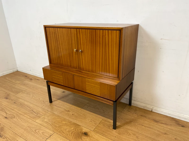 Hübsches und gut erhaltenes Mid-Century Highboard auf schwarzen Metallfüßen mit Schubladen I Schrank Kommode Sideboard Wäscheschrank Bücherschrank60er 70er VEB Vintage I