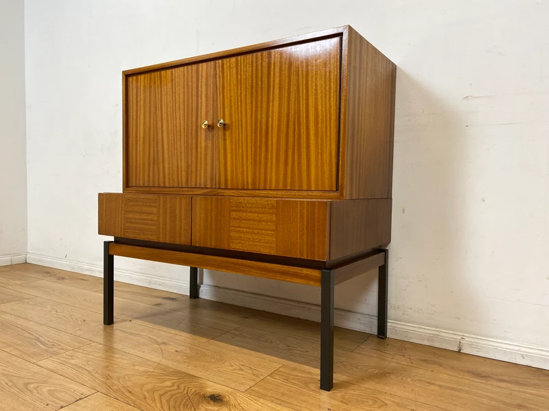 Hübsches und gut erhaltenes Mid-Century Highboard auf schwarzen Metallfüßen mit Schubladen I Schrank Kommode Sideboard Wäscheschrank Bücherschrank60er 70er VEB Vintage I