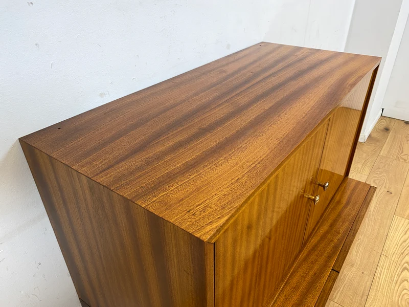 Hübsches und gut erhaltenes Mid-Century Highboard auf schwarzen Metallfüßen mit Schubladen I Schrank Kommode Sideboard Wäscheschrank Bücherschrank60er 70er VEB Vintage I
