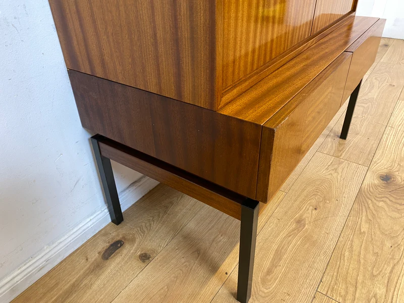Hübsches und gut erhaltenes Mid-Century Highboard auf schwarzen Metallfüßen mit Schubladen I Schrank Kommode Sideboard Wäscheschrank Bücherschrank60er 70er VEB Vintage I