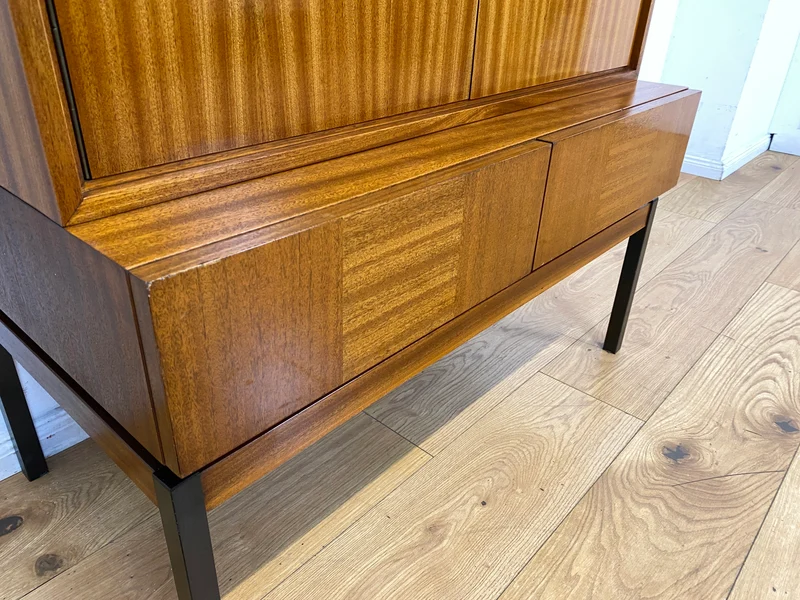 Hübsches und gut erhaltenes Mid-Century Highboard auf schwarzen Metallfüßen mit Schubladen I Schrank Kommode Sideboard Wäscheschrank Bücherschrank60er 70er VEB Vintage I