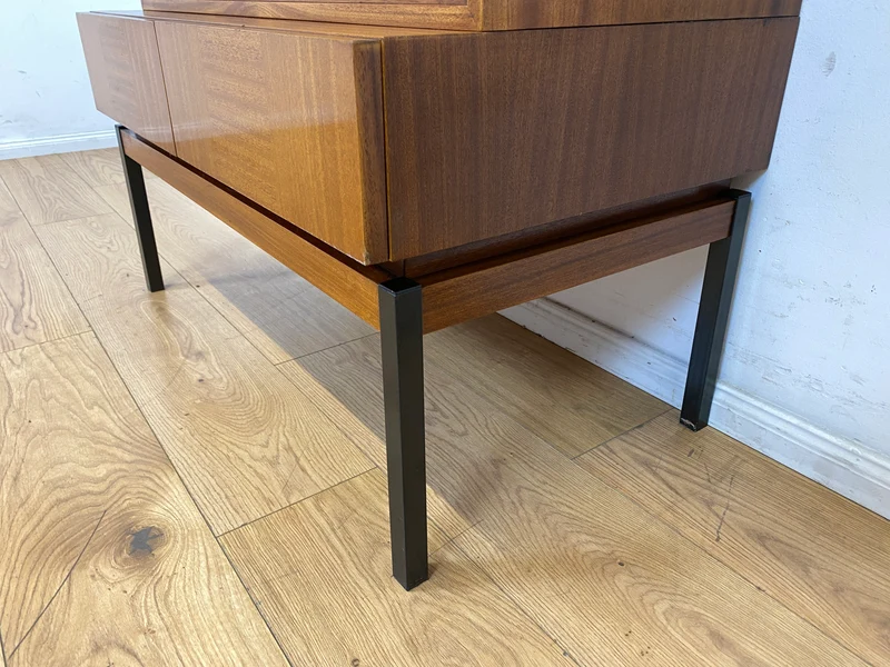 Hübsches und gut erhaltenes Mid-Century Highboard auf schwarzen Metallfüßen mit Schubladen I Schrank Kommode Sideboard Wäscheschrank Bücherschrank60er 70er VEB Vintage I