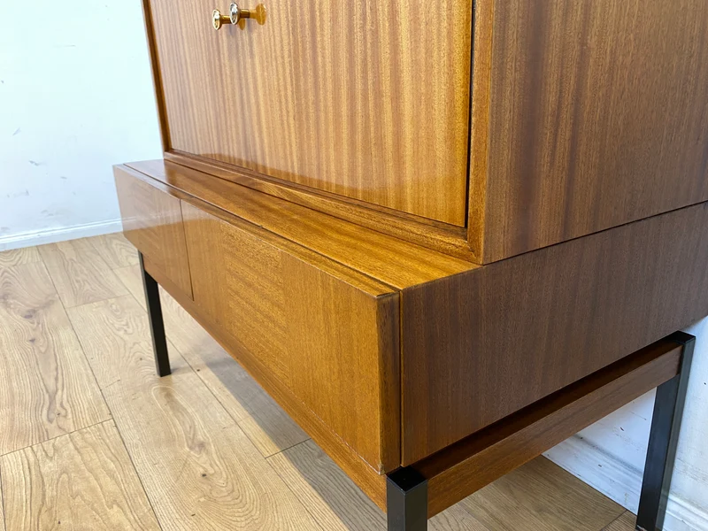Hübsches und gut erhaltenes Mid-Century Highboard auf schwarzen Metallfüßen mit Schubladen I Schrank Kommode Sideboard Wäscheschrank Bücherschrank60er 70er VEB Vintage I