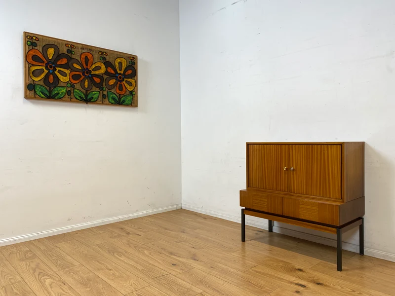 Hübsches und gut erhaltenes Mid-Century Highboard auf schwarzen Metallfüßen mit Schubladen I Schrank Kommode Sideboard Wäscheschrank Bücherschrank60er 70er VEB Vintage I
