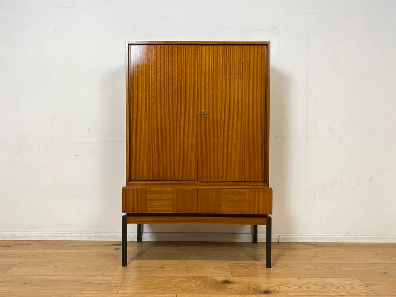 Schönes und gut erhaltenes Mid-Century Highboard auf schwarzen Metallfüßen mit Schubladen I Schrank Wäscheschrank Bücherschrank Kommode Sideboard 60er 70er VEB Vintage I