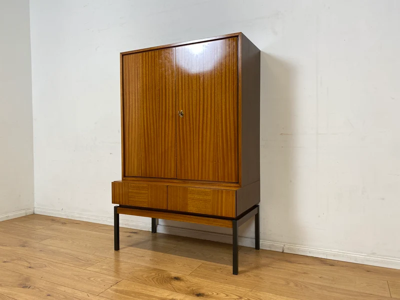 Schönes und gut erhaltenes Mid-Century Highboard auf schwarzen Metallfüßen mit Schubladen I Schrank Wäscheschrank Bücherschrank Kommode Sideboard 60er 70er VEB Vintage I