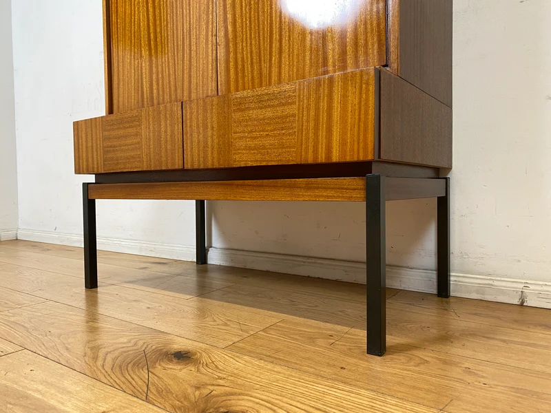 Schönes und gut erhaltenes Mid-Century Highboard auf schwarzen Metallfüßen mit Schubladen I Schrank Wäscheschrank Bücherschrank Kommode Sideboard 60er 70er VEB Vintage I