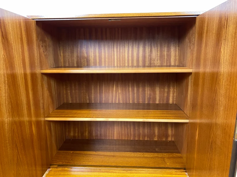 Schönes und gut erhaltenes Mid-Century Highboard auf schwarzen Metallfüßen mit Schubladen I Schrank Wäscheschrank Bücherschrank Kommode Sideboard 60er 70er VEB Vintage I