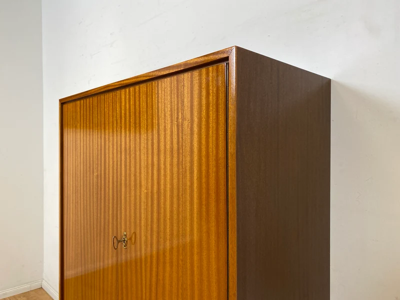 Schönes und gut erhaltenes Mid-Century Highboard auf schwarzen Metallfüßen mit Schubladen I Schrank Wäscheschrank Bücherschrank Kommode Sideboard 60er 70er VEB Vintage I