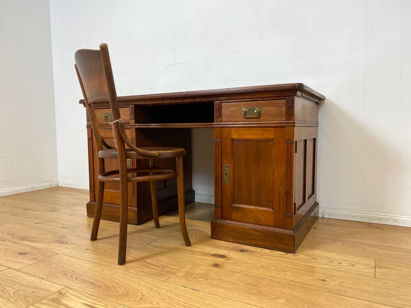 Sehr schöner antiker Schreibtisch aus vollem Holz in Eiche mit Schubladen und Messinggriffen, um 1910 I Arbeitstisch Bürotisch Sekretär Desk Vintage Gründerzeit I
