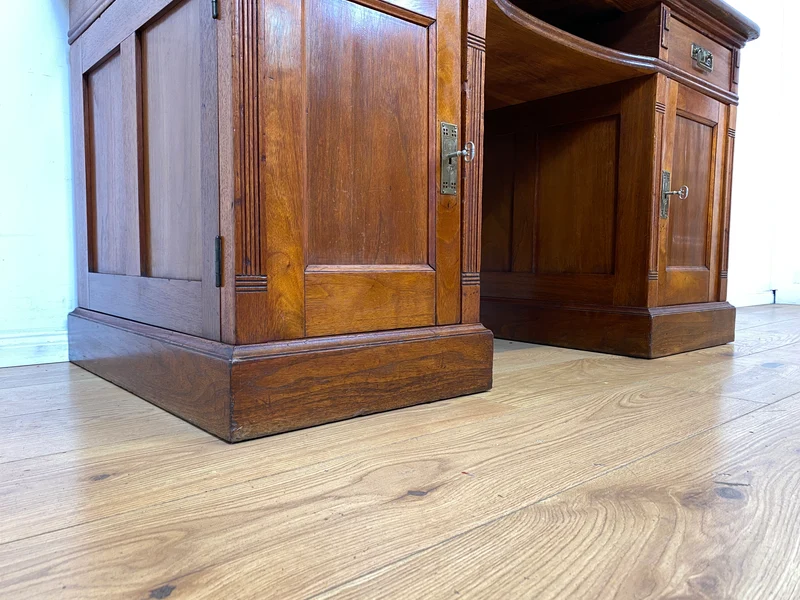 Sehr schöner antiker Schreibtisch aus vollem Holz in Eiche mit Schubladen und Messinggriffen, um 1910 I Arbeitstisch Bürotisch Sekretär Desk Vintage Gründerzeit I