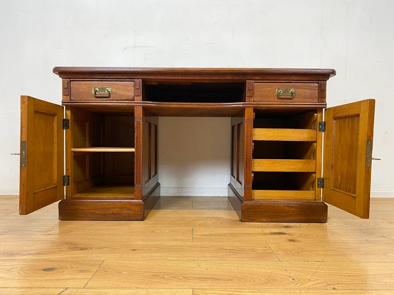 Sehr schöner antiker Schreibtisch aus vollem Holz in Eiche mit Schubladen und Messinggriffen, um 1910 I Arbeitstisch Bürotisch Sekretär Desk Vintage Gründerzeit I