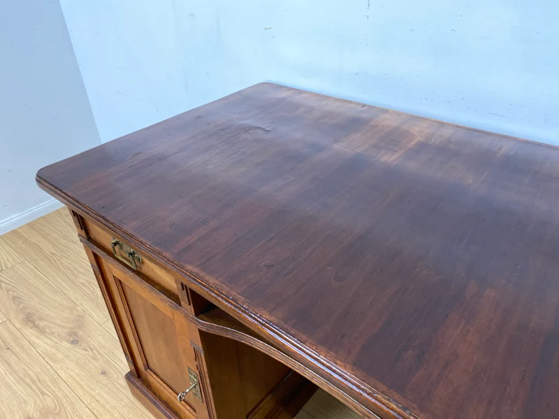 Sehr schöner antiker Schreibtisch aus vollem Holz in Eiche mit Schubladen und Messinggriffen, um 1910 I Arbeitstisch Bürotisch Sekretär Desk Vintage Gründerzeit I