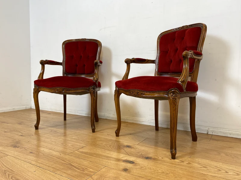 Eleganter und sehr gut erhaltener Vintage Salonsessel mit handverziertem Holzrahmen und grandiosem Bordeaux rotem Bezug I Sessel Armlehnstuhl Stuhl Stilmöbel Barock I