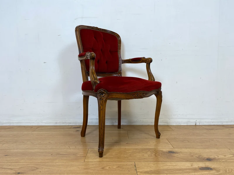 Eleganter und sehr gut erhaltener Vintage Salonsessel mit handverziertem Holzrahmen und grandiosem Bordeaux rotem Bezug I Sessel Armlehnstuhl Stuhl Stilmöbel Barock I