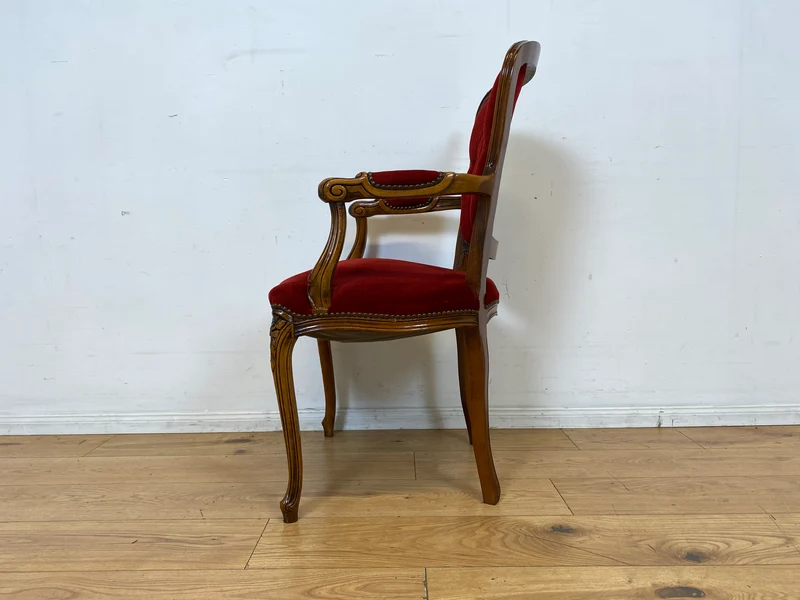Eleganter und sehr gut erhaltener Vintage Salonsessel mit handverziertem Holzrahmen und grandiosem Bordeaux rotem Bezug I Sessel Armlehnstuhl Stuhl Stilmöbel Barock I