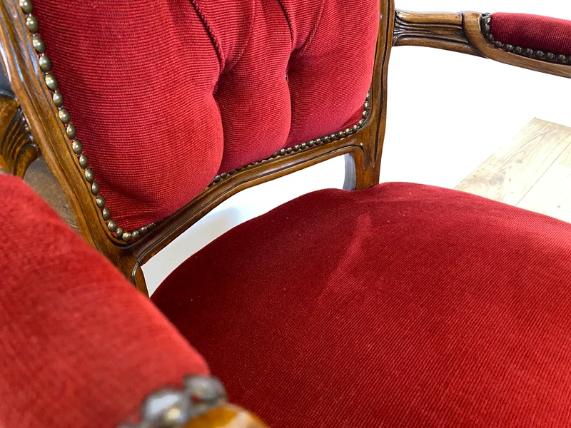 Eleganter und sehr gut erhaltener Vintage Salonsessel mit handverziertem Holzrahmen und grandiosem Bordeaux rotem Bezug I Sessel Armlehnstuhl Stuhl Stilmöbel Barock I
