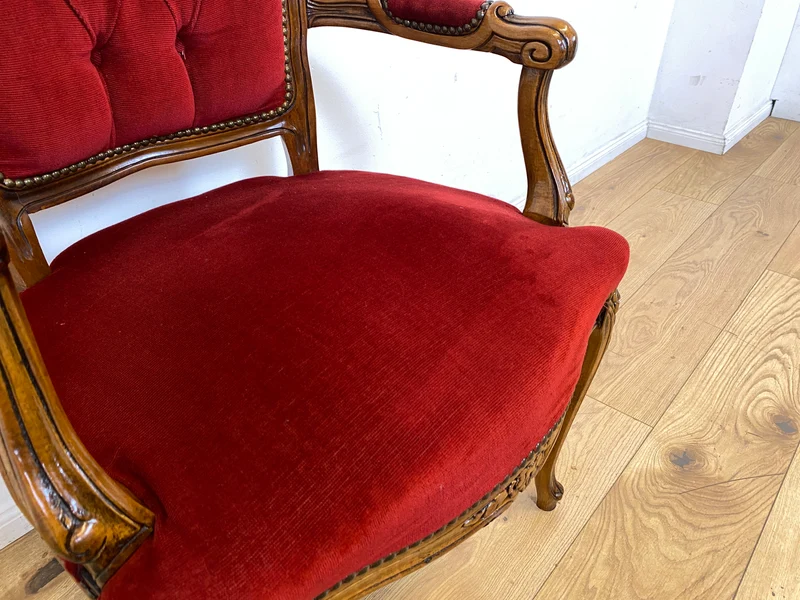 Eleganter und sehr gut erhaltener Vintage Salonsessel mit handverziertem Holzrahmen und grandiosem Bordeaux rotem Bezug I Sessel Armlehnstuhl Stuhl Stilmöbel Barock I